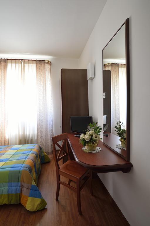 Hotel Italia Monfalcone Camera foto